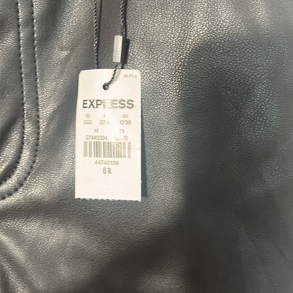 NWT EXPRESS FAUX LEATHER HIGH RISE WOMEN CROPPED PANTS IN SIZE 6 R - Picture 4 of 9